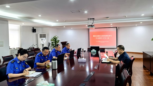 区城管执法局党组召开理论学习中心组学习（扩大）会